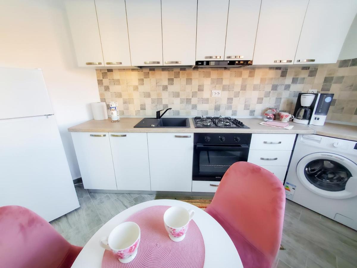 Unique Hotel Apartments Яссы Экстерьер фото
